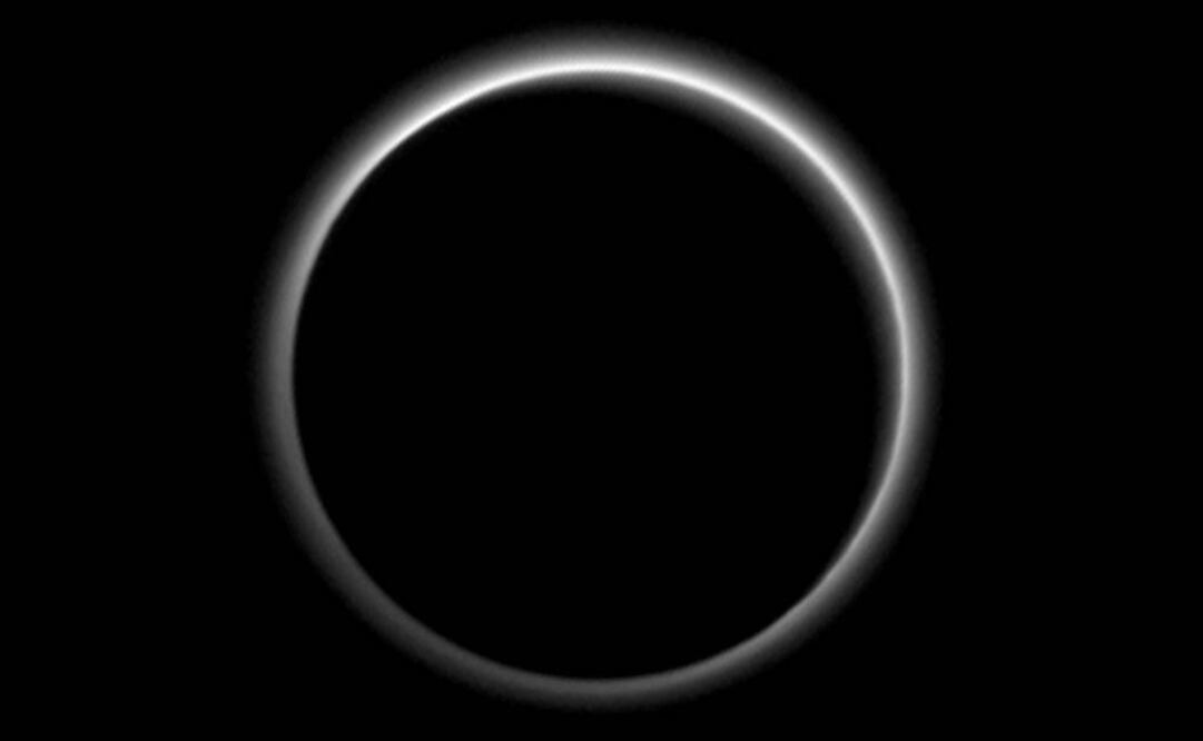 Imagen de Plutón y un halo luminosos. Foto: NASA