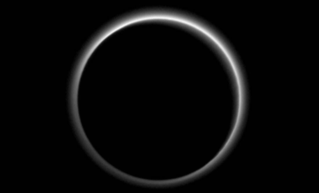 Imagen de Plutón y un halo luminosos. Foto: NASA