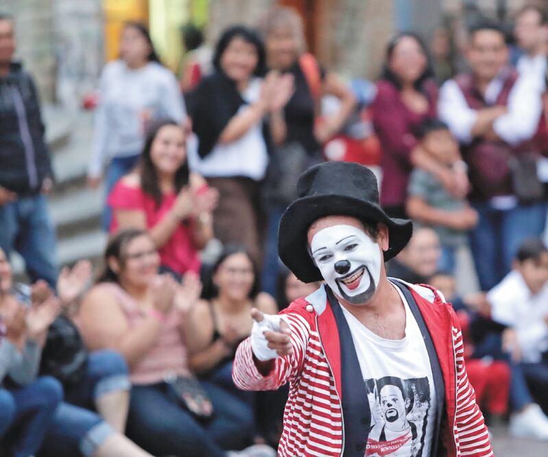 Por el momento, los artistas urbanos que trabajan durante el Cervantino no están contemplados para el apoyo. Archivo EL UNIVERSAL