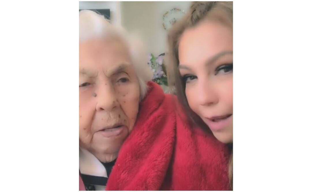 Thalía cantando con su abuela. Foto: Captura de pantalla