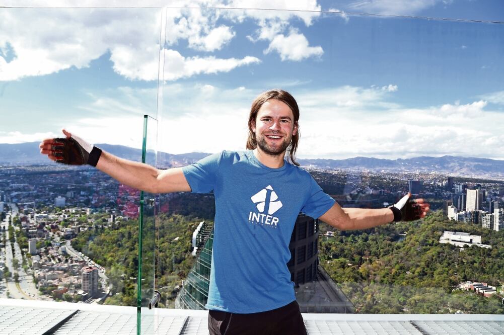 Alexander Schulz inscribió su nombre en la lista de récords mundiales al caminar de la Torre Bancomer a la Torre Reforma (BERENICE FREGOSO. EL UNIVERSAL)