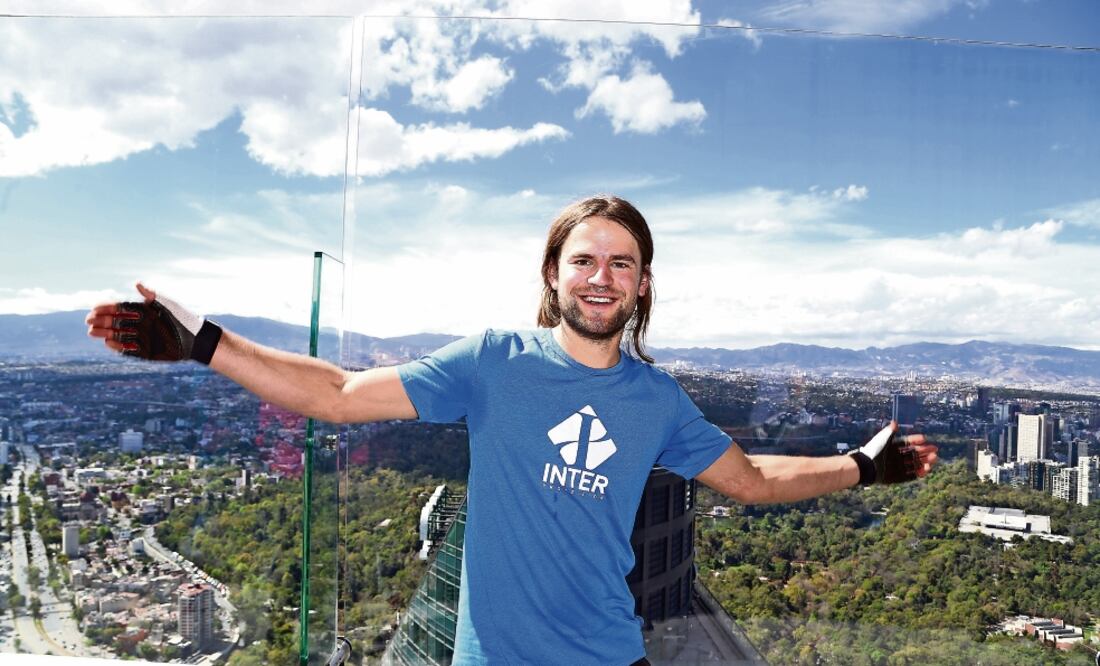 Alexander Schulz inscribió su nombre en la lista de récords mundiales al caminar de la Torre Bancomer a la Torre Reforma (BERENICE FREGOSO. EL UNIVERSAL)