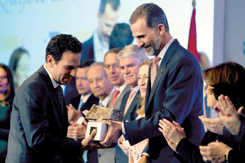 Carlos Loret de Mola recibió uno de sus reconocimientos internacionales de manos del rey Felipe de España. Foto: ARCHIVO. EL UNIVERSAL