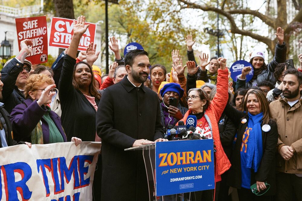 El candidato demócrata Zohran Mamdani, durante un mitin previo a las elecciones de este martes para la alcaldía de Nueva York. FOTO: EFE