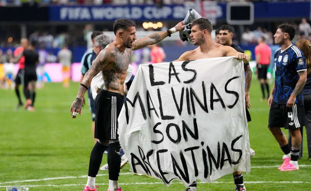El jugador argentino sostiene una pancarta con un mensaje sobre las islas tras el triunfo que clasifica a la Albiceleste a la final. (15/07/26) Foto: AP