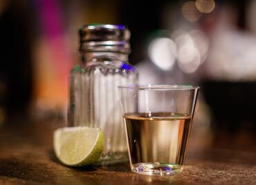 Beneficios de tomar mezcal con moderación