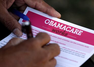 Juez de EU declara inconstitucional ley de salud "Obamacare"