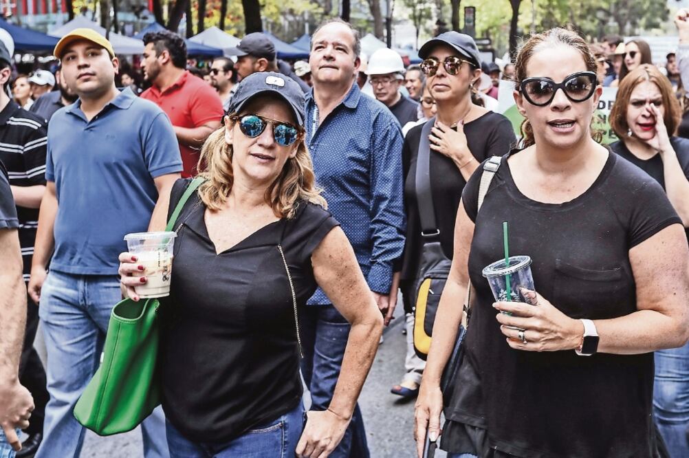 Algunas manifestantes contra la cancelación del aeropuerto en el lago de Texcoco marcharon con lentes de sol y bebidas de Starbucks (GERMÁN ESPINOSA. EL UNIVERSAL)
