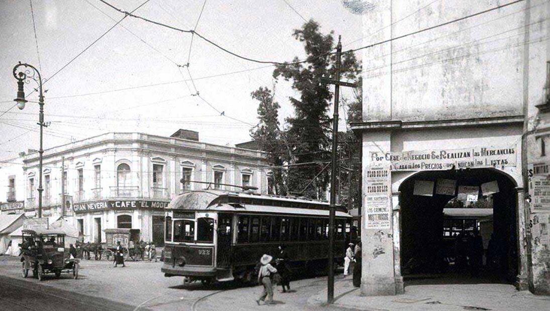 Toda la primera mitad del siglo XX el tranvía fue el transporte más popular para cruzar la capital. En la imagen se observan las hoy avenidas Jalisco y Parque Lira, en la hoy colonia Tacubaya, hacia los años veinte. Foto: Colección Carlos Villasana.