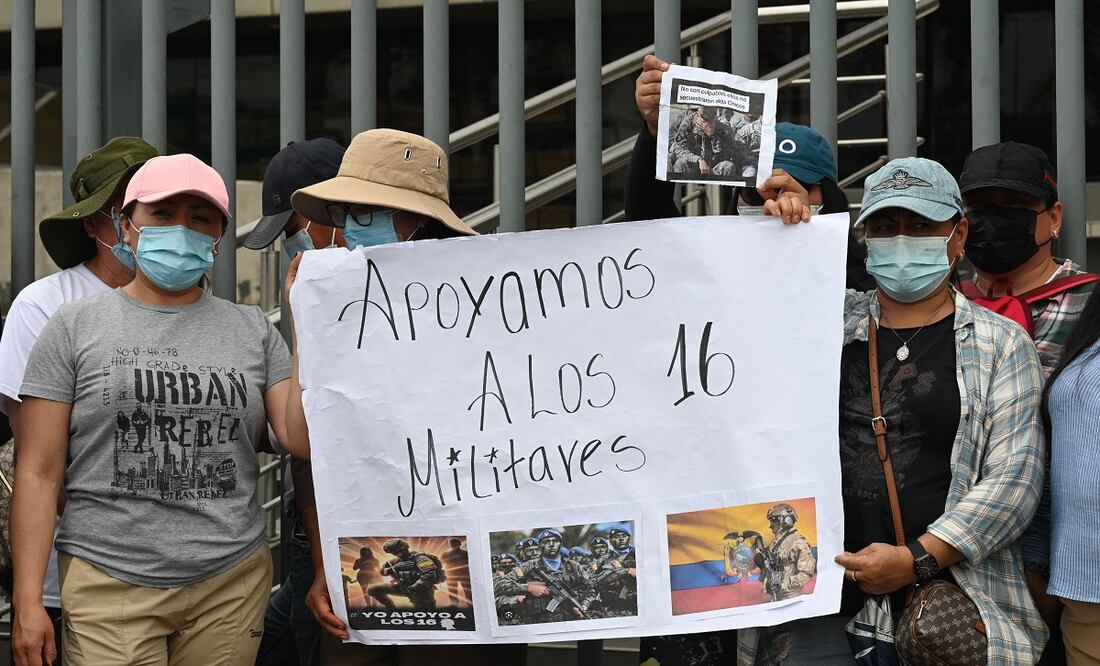 Personas se manifiestan en apoyo de 16 militares presuntamente implicados en la desaparición de cuatro menores desaparecidos durante una operación militar, a las puertas del juzgado de Guayaquil, Ecuador, el 31 de diciembre de 2024, durante la vista de acusación contra ellos. FOTO: MARCOS PIN. AFP