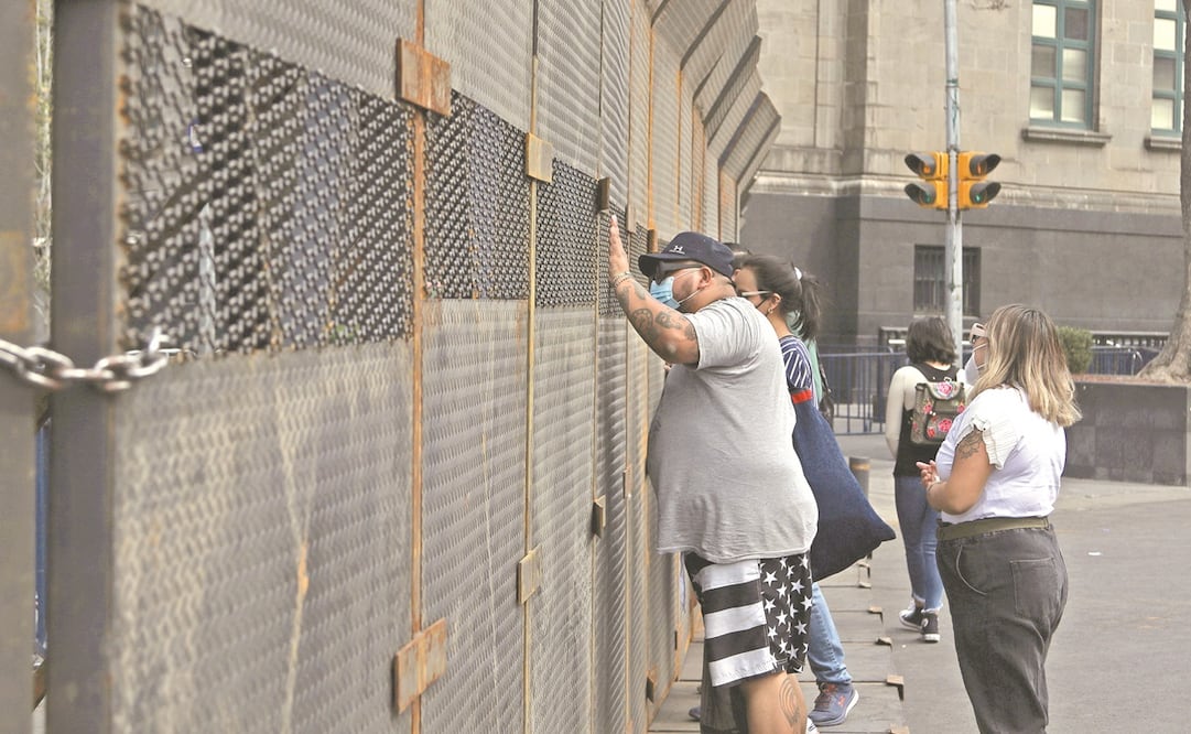 Familias que paseaban en la plancha del Zócalo se acercaron a ver cómo lucía el Palacio amurallado. Foto: Carlos Mejía. EL UNIVERSAL