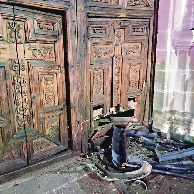 La puerta de la Catedral quedó inhabilitada. FOTO: ESPECIAL