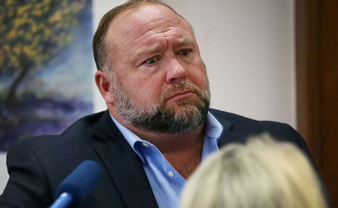 El locutor Alex Jones deberá pagar millones de dólares a los padres de la escuela Sandy Hook por difundir una teoría conspirativa sobre el tiroteo