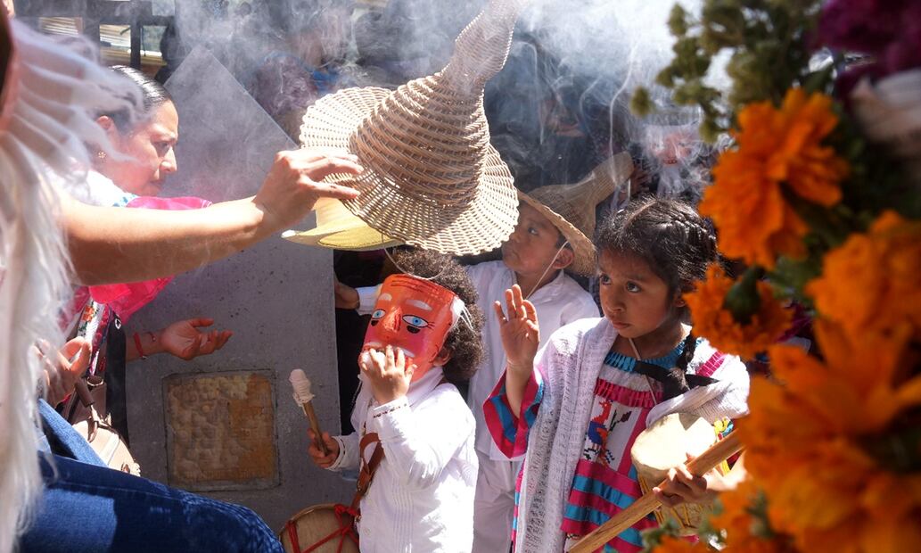 Mazatecos realizan ritual en el panteón de Huautla de Jiménez para recibir a las ánimas que visitarán a sus seres queridos, en Oaxaca, el 27 de octubre de 2025. Foto: Edwin Hernández/EL UNIVERSAL