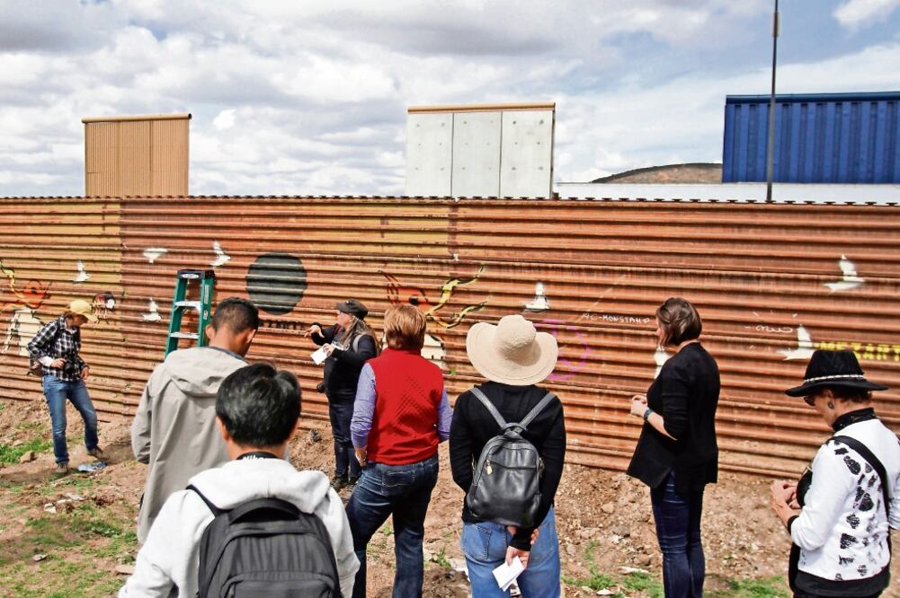 Grupos de turistas de Estados Unidos pagan 25 dólares para cruzar hacia Tijuana y poder ver desde ese lado de la frontera los prototipos del muro. Foto: JORGE DUENES. REUTERS