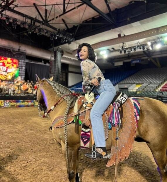 Ángela Aguilar deja al descubierto su espalda con blusa escotada