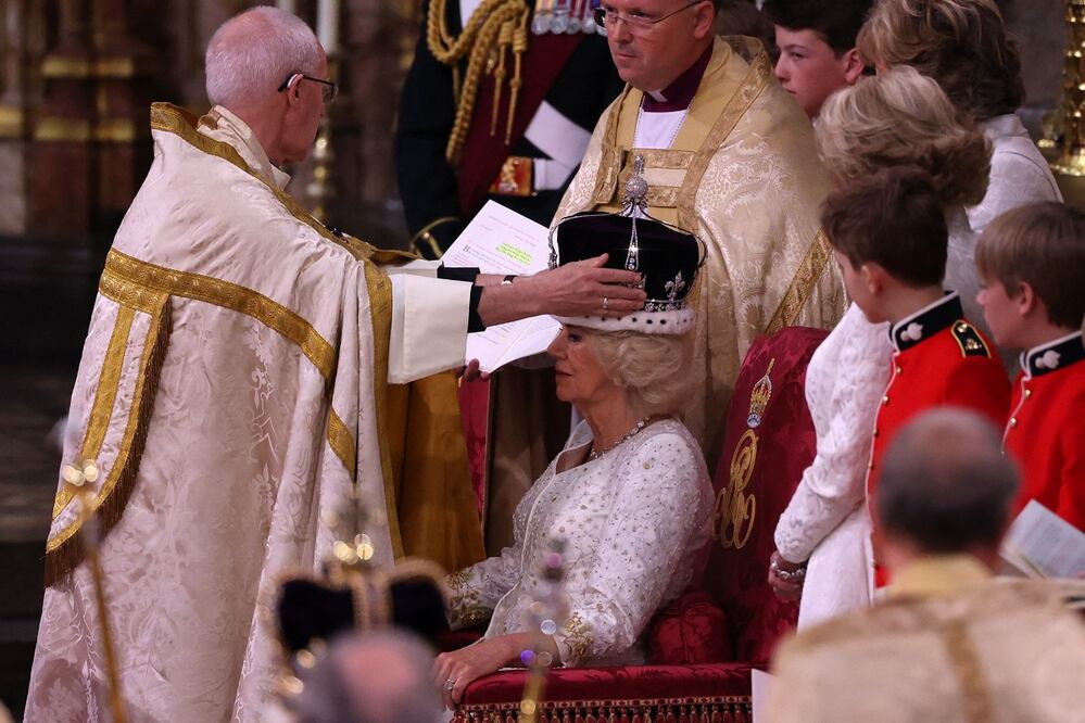 El arzobispo de Canterbury, Justin Welby, coloca una versión modificada de la corona de la reina María en la cabeza de la monarca Camila, durante la ceremonia de coronación dentro de la Abadía de Westminster en el centro de Londres. Foto: AFP