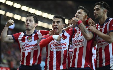 Chivas derrota a los Pumas; Julio González los salva de una goleada