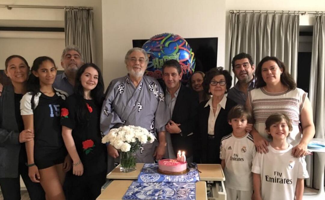 El tenor colocó una foto en su cuenta de Facebook, en la que está en el hospital, rodeado de su esposa, hijos y otros miembros de su familia. (FOTO tomada de Facebook: Placido Domingo)