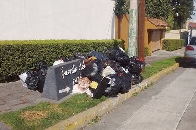 Se acumula basura en calles de Naucalpan