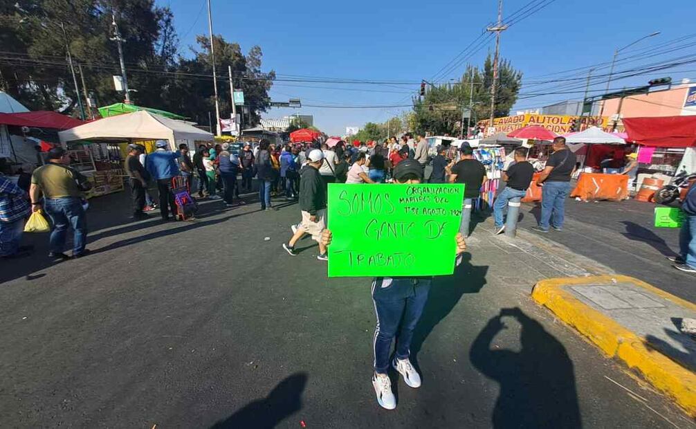 Comerciantes de la romería navideña bloquean la circulación de avenida Rojo Gómez y calle Sur 16 en demanda de la liberación de Marco Rodríguez, líder de los tianguistas. Foto: Juan Carlos Williams. EL UNIVERSAL