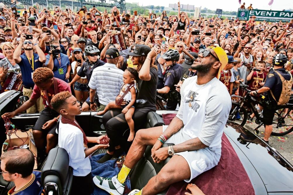 LeBron, acompañado de su familia, encabezó el desfile; El “Rey” cumplió su promesa de dar el título a la ciudad (GENE J. PUSKAR. AP)