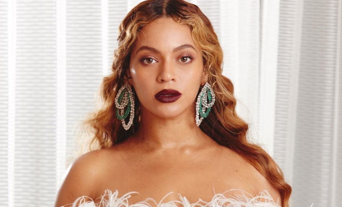 La diva se une al espíritu navideño con creativa colección navideña Foto: Instagram