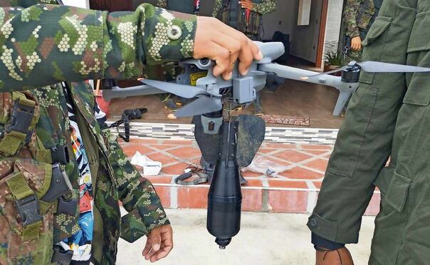 Un militar colombiano muestra un dron armado en un país donde, según reconoció el presidente Gustavo Petro, 58 militares y policías murieron y 300 resultaron heridos en 2025 por ataques con drones cargados de explosivos. Foto: Ejército de Colombia