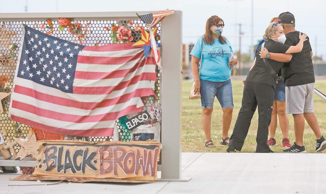 El 2 de agosto de 2020, personas se reunieron en un memorial temporal en el parque Ponder en honor a las víctimas de un tiroteo en un Walmart que dejó 23 muertos en el ataque en El Paso, Texas. Foto: Archivo. AFP