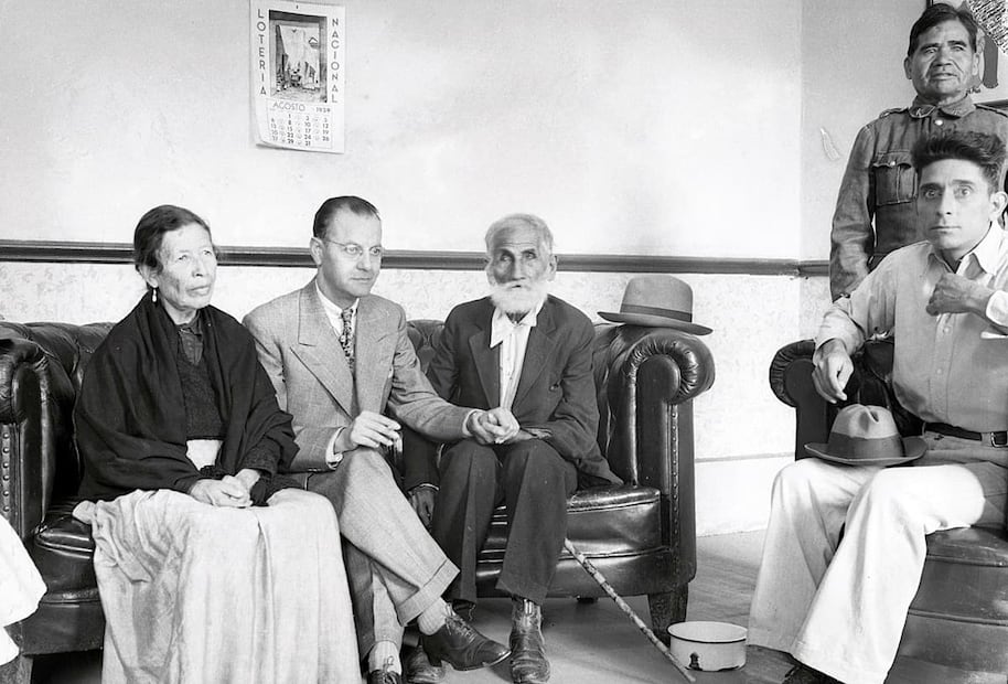 El juez Próspero Oliva junto a los contrayentes Agripina Tovar y Luis Flores, en el 1° Juzgado de lo Civil del entonces Palacio de Cordobanes. Foto: Archivo EL UNIVERSAL.