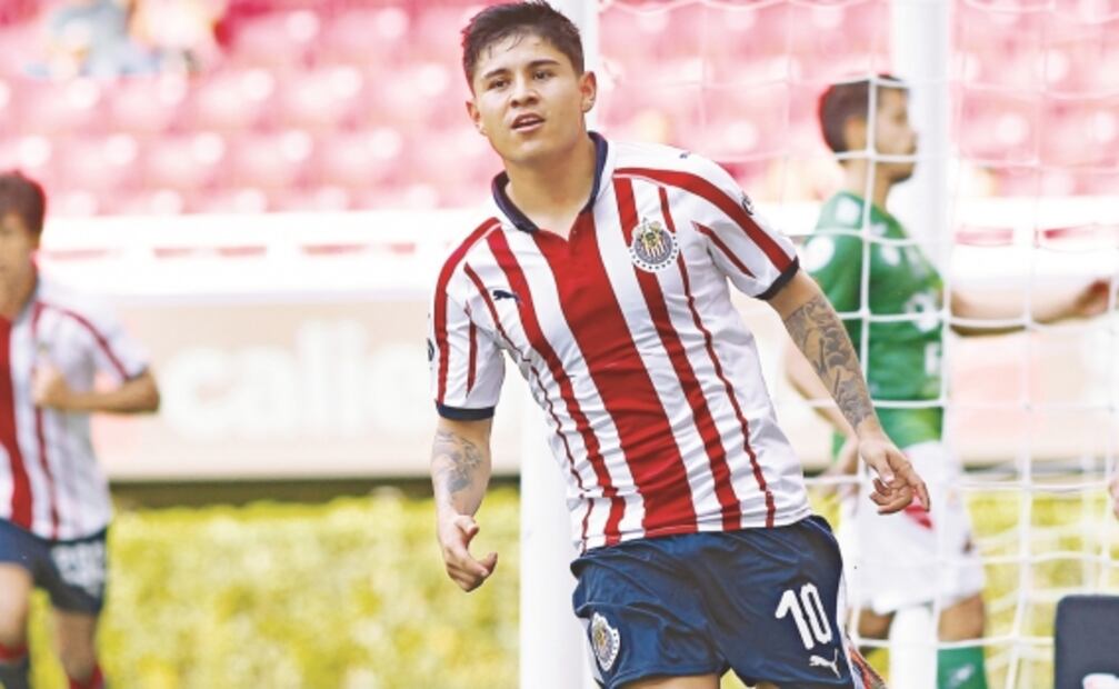 Alcohol y fiestas en Chivas; ahora señalan a Uriel Antuna de "mala copa"