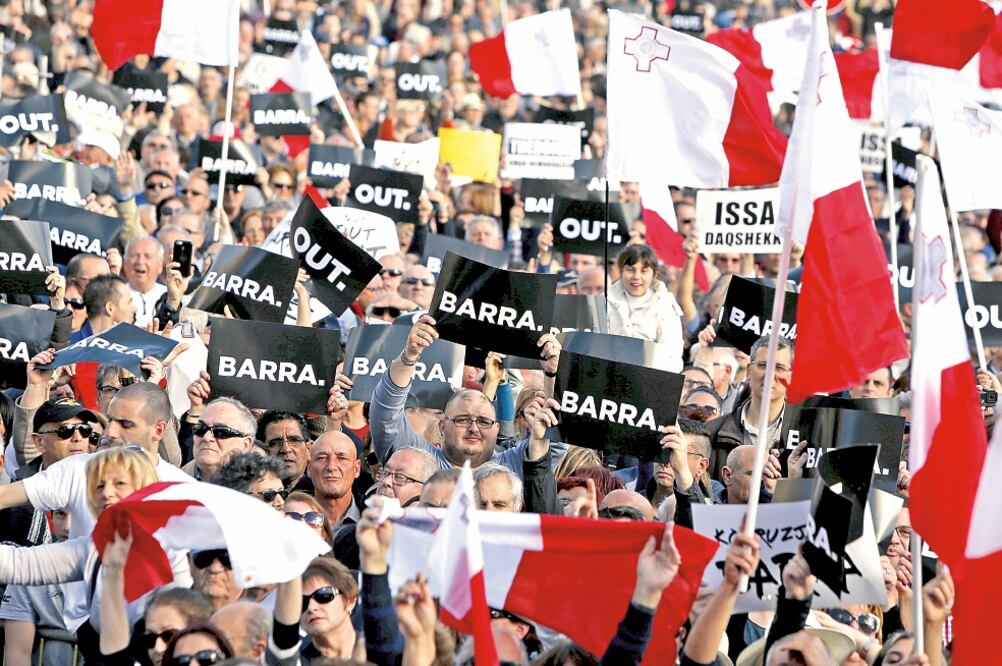 Miles de personas pidieron ayer la renuncia del premier de Malta, Joseph Muscat, luego de que dos miembros de su gobierno fueron involucrados en Panama Papers (DARRIN ZAMMIT LUPI. REUTERS)