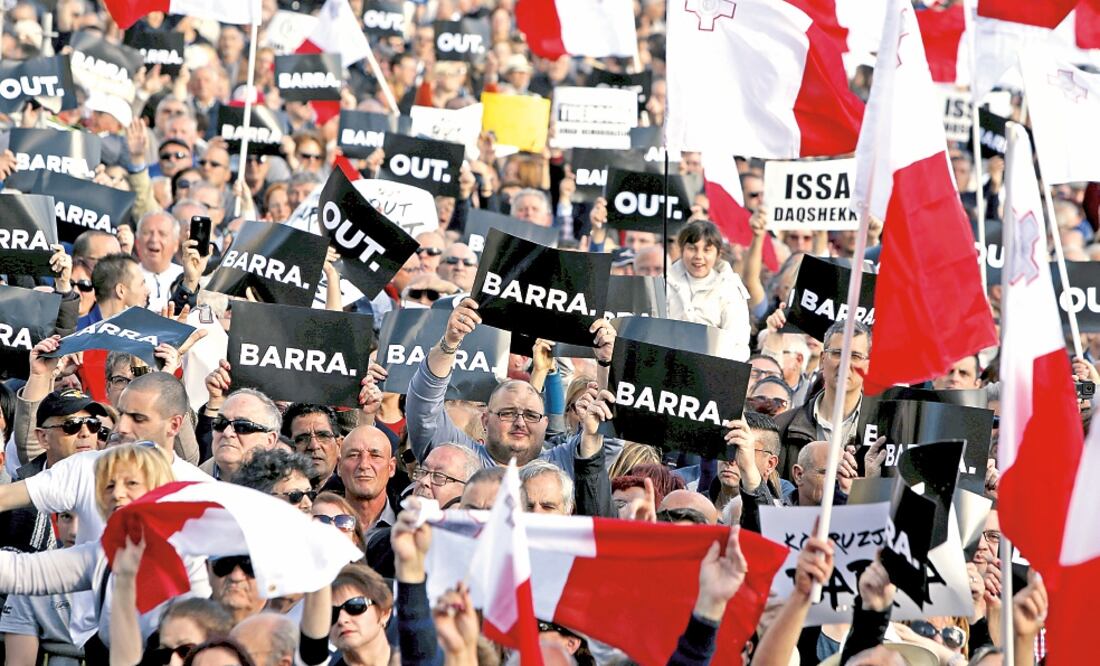 Miles de personas pidieron ayer la renuncia del premier de Malta, Joseph Muscat, luego de que dos miembros de su gobierno fueron involucrados en Panama Papers (DARRIN ZAMMIT LUPI. REUTERS)