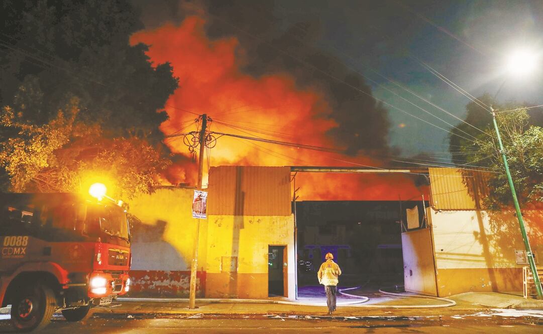 El incendio se propagó rápidamente por la presencia de refacciones y papelería. El siniestro ocurrió en el número 19 de la calle Coltongo en el sector de La Raza. Foto: Diego Simón. EL UNIVERSAL
