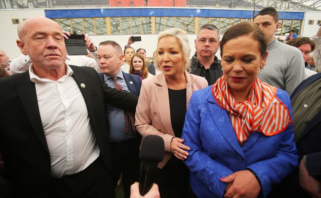 La líder del Sinn Fein, Mary Lou McDonald, y la vicepresidenta del Sinn Fein, Michelle O'Neill. FOTO: EFE