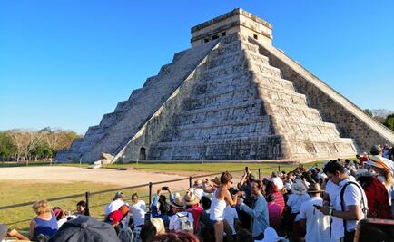 Asisten 18 mil turistas a fenómeno de luz y sombra en Chichén Itzá  
