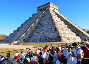 Asisten 18 mil turistas a fenómeno de luz y sombra en Chichén Itzá