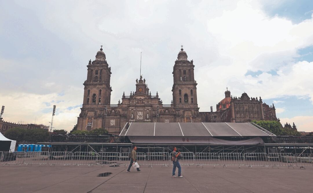 Frente a la Catedral se comenzó a montar el escenario para el concierto gratuito de Fito Páez este sábado. Restauranteros y hoteleros indican que el bajo número de reservaciones refleja el poco interés en el evento. Foto: de Valente Rosas. EL UNIVERSAL