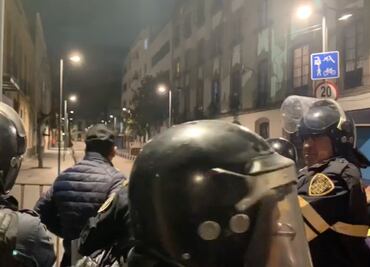 Arrojan cohetones a policías que custodian antigua sede del Senado