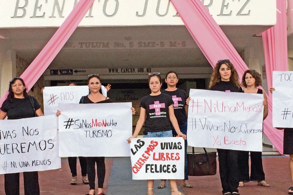Ciudadanas de Cancún se sumaron a la iniciativa de protesta surgida en Argentina a partir del caso de Lucía, una adolescente que fue drogada, violentada sexualmente y asesinada en ese país (ADRIANA VARILLAS. EL UNIVERSAL)