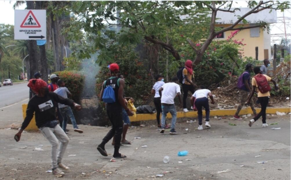 Migrantes de África y Haití se enfrentan con piedras a la Guardia Nacional  