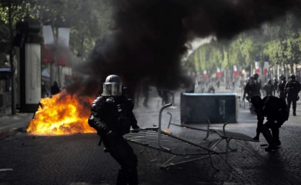 Tensión entre policías y manifestantes empañan desfile militar en Francia
