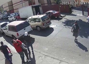 VIDEO: "Chineros" asaltan a transeúnte a plena luz del día en la Merced