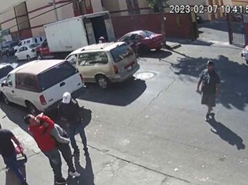 VIDEO: "Chineros" asaltan a transeúnte a plena luz del día en la Merced