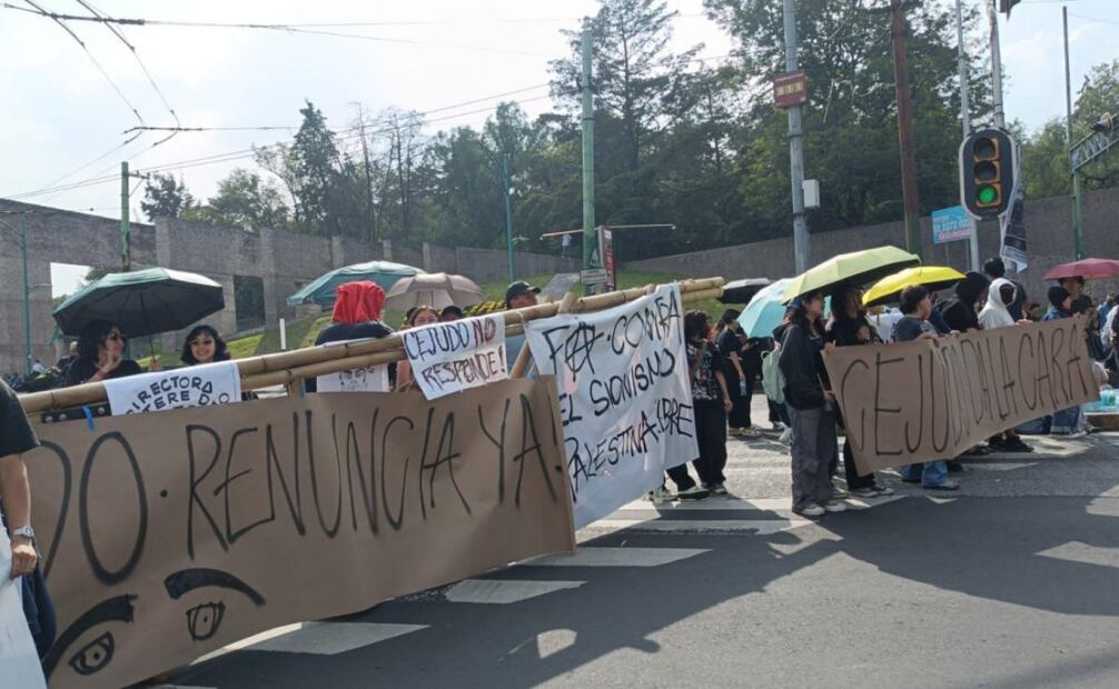 Estudiantes de la Facultad de Arquitectura exigen dialogo con directora (20/10/2025). Foto: Especial