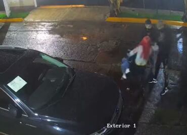 VIDEO. Mujer se aferra a su hija y evita el robo de su camioneta en Naucalpan