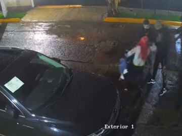 VIDEO. Mujer se aferra a su hija y evita el robo de su camioneta en Naucalpan