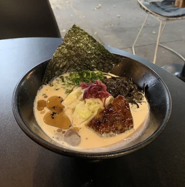 El ramen puede ser una alternativa para quienes quieren probar algo diferente al sushi. Foto: Vegan Ramen Mei