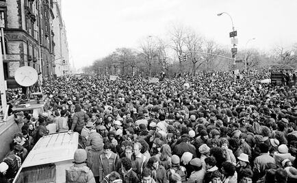 Dos cantantes, una multitud