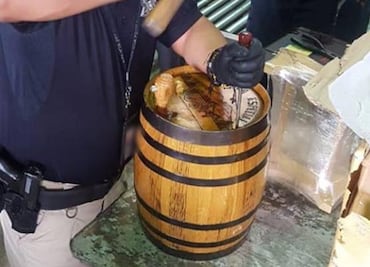Aseguran heroína escondida dentro de barril tequilero en Aeropuerto de CDMX